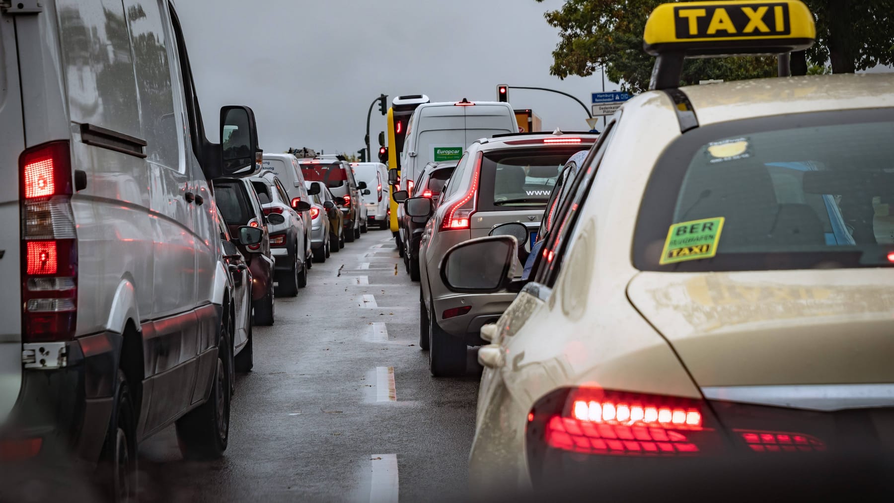 Verkehr In Berlin: Kraneinsätze Und Bauarbeiten Legen Straßen Lahm