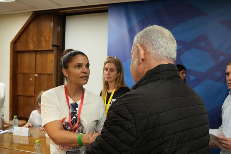 Eine Verwandte der Hamas-Geiseln spricht mit dem israelischen Ministerpräsidenten Benjamin Netanjahu bei einem Treffen.