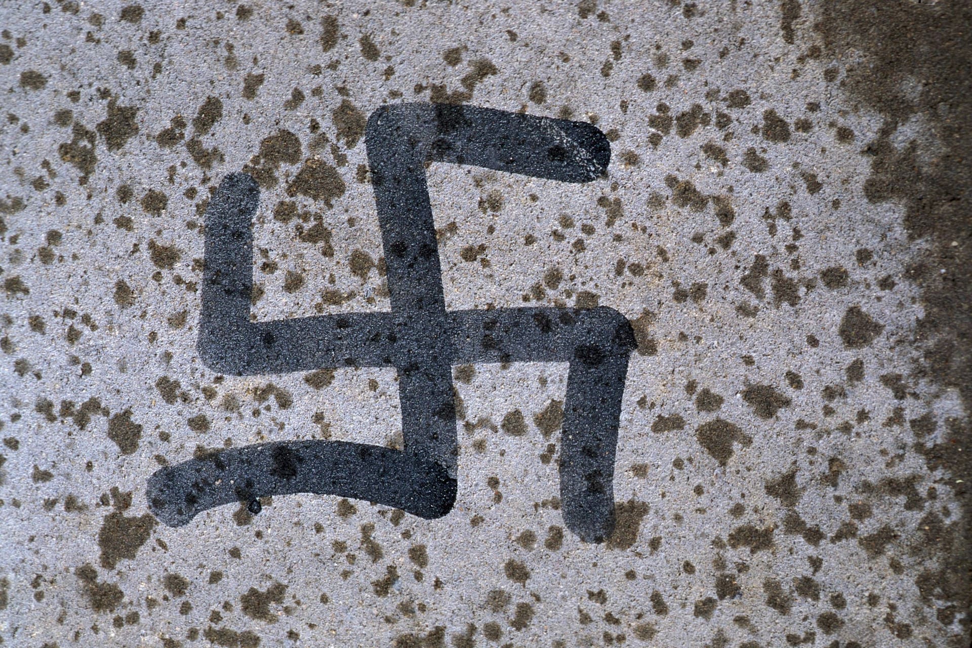 Hakenkreuz-Graffiti, Objekte; 2003, Grafitti, Grafiti, Graffiti, Schriftzug, Vandalismus, Schmierereien