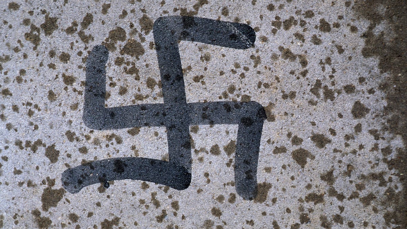 Hakenkreuz-Graffiti, Objekte; 2003, Grafitti, Grafiti, Graffiti, Schriftzug, Vandalismus, Schmierereien