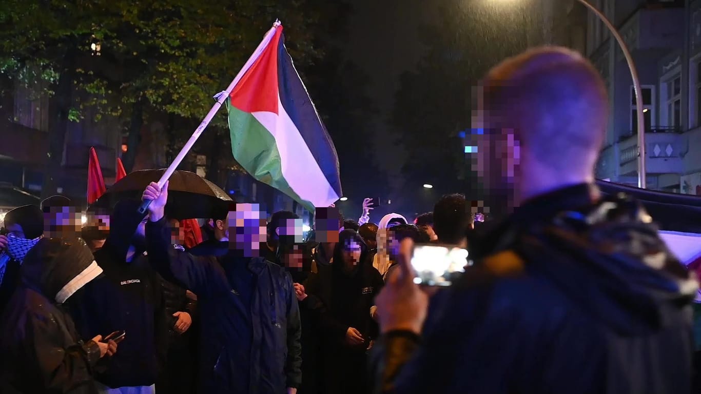 In Berlin-Neukölln wurde der Angriff auf Israel gefeiert. Politiker verurteilten die Vorfälle scharf.