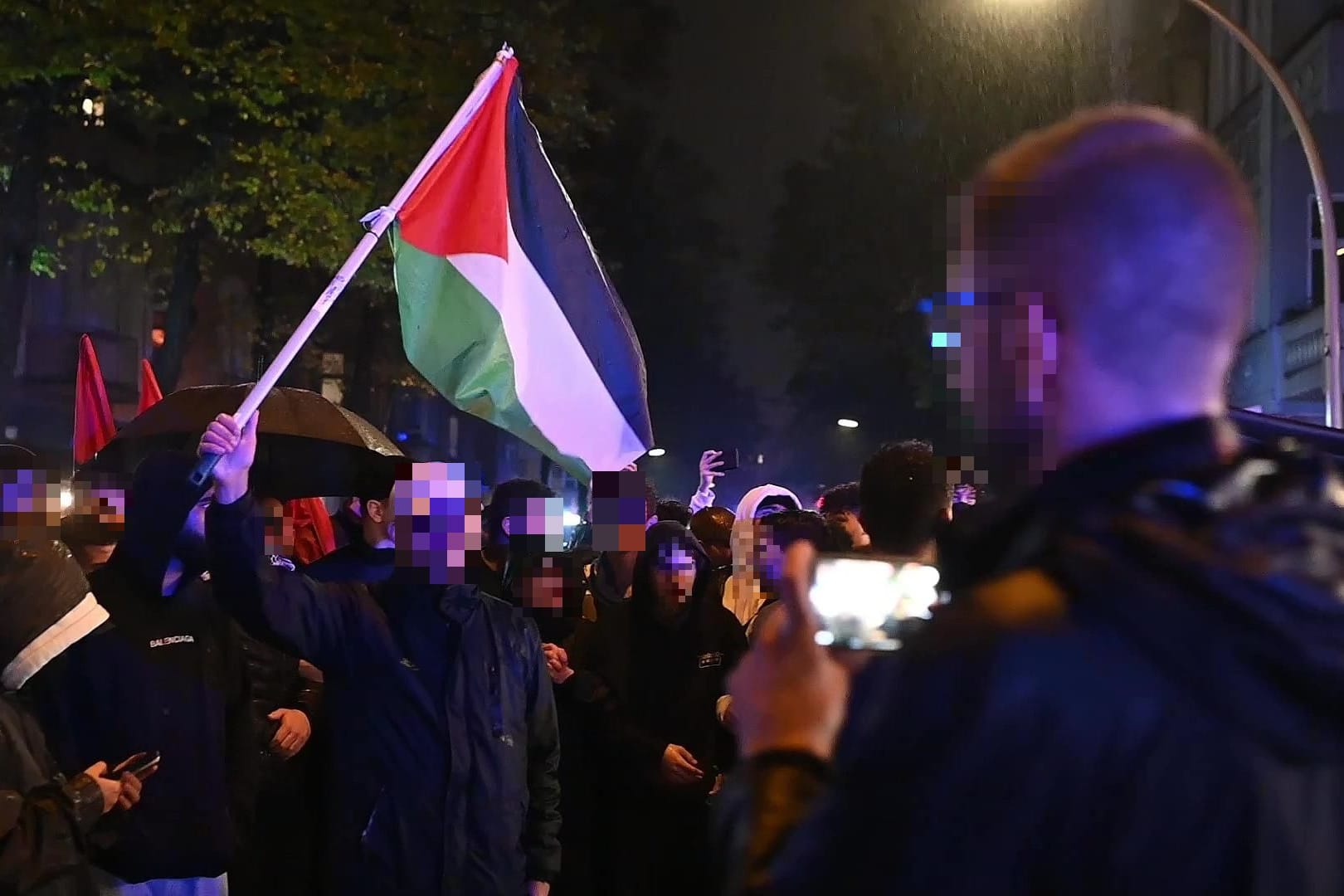 In Berlin-Neukölln wurde der Angriff auf Israel gefeiert. Politiker verurteilten die Vorfälle scharf.