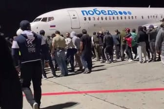 Antisemitischer Mob in Russland: die Angreifer machen Jagd auf Passagiere aus Israel.