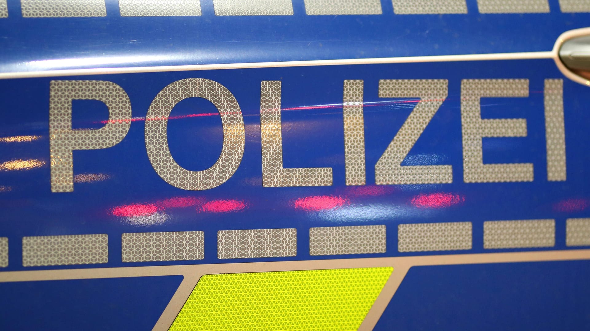 Der Schriftzug "Polizei" steht auf einem Streifenwagen (Symbolbild): Welche Rolle spielt das Jugendamt bei der schrecklichen Tat? Der Schriftzug "Polizei" steht auf einem Streifenwagen (Symbolbild): Welche Rolle spielt das Jugendamt bei der schrecklichen Tat?