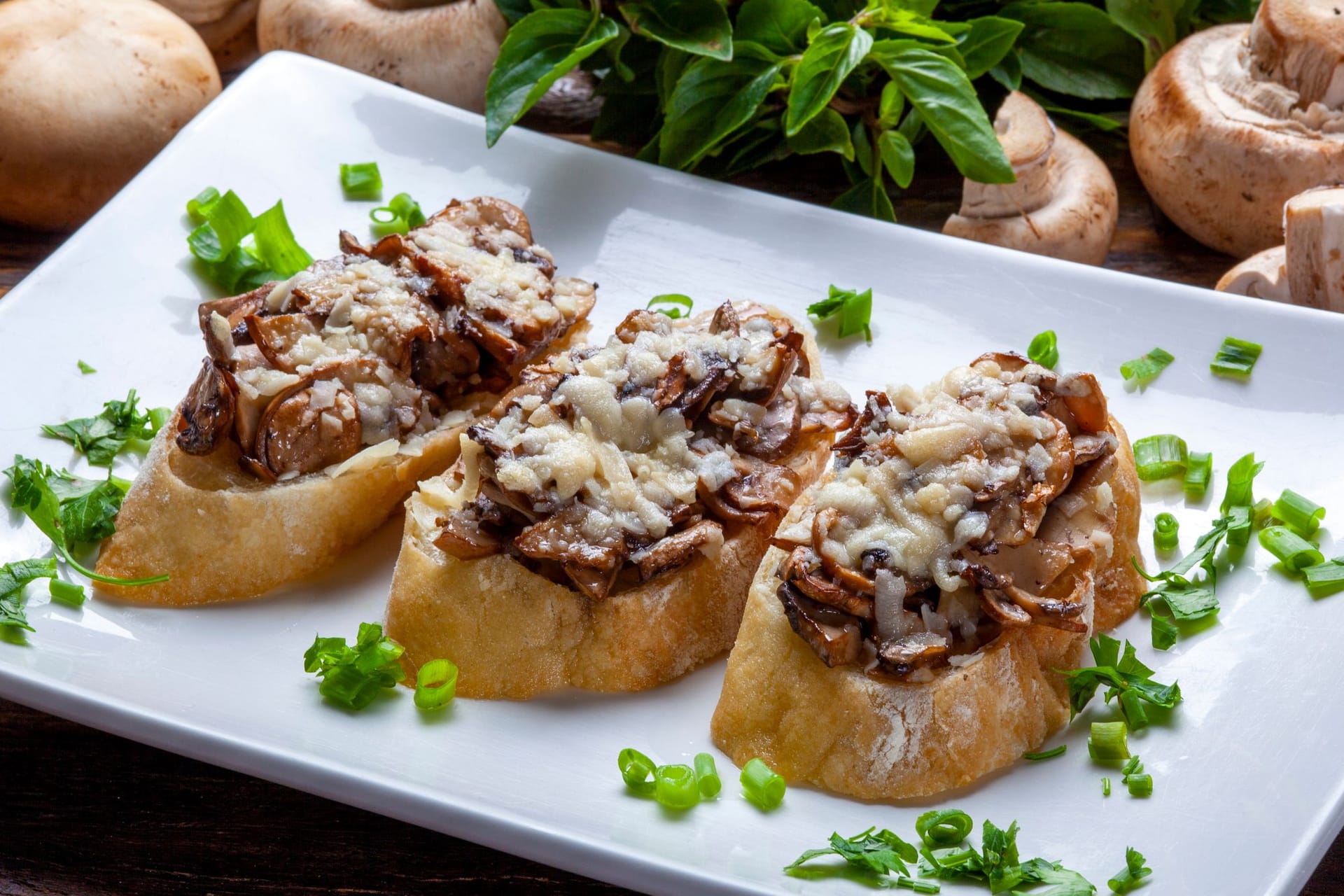 Je nach Geschmack kommen die Bruschetta auch überbacken gut an.