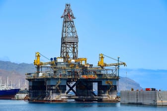 Ölbohrplattform im Hafen von Santa Cruz de Tenerife (Archivbild): Die Ölpreise sind gestiegen.