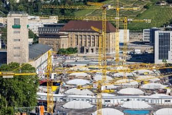Baustelle am Stuttgarter Hauptbahnhof (Archivbild): Beim umstrittenen Bauprojekt Stuttgart 21 gibt es wohl neuerliche Probleme.