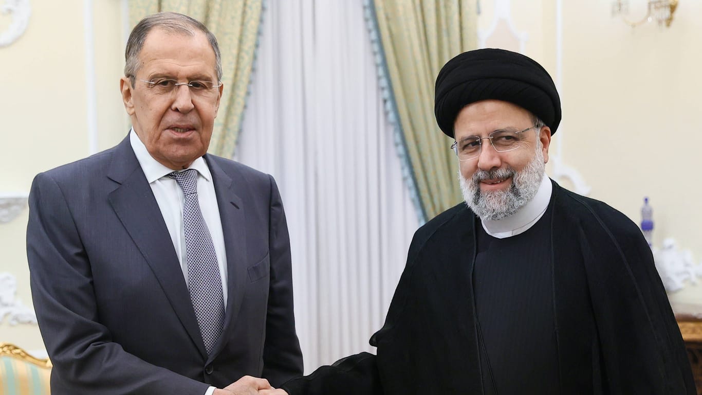 Der russische Außenminister Sergej Lawrow (l) und der iranische Präsident Ebrahim Raisi: Die Beziehungen zwischen Russland und Iran sind gut.