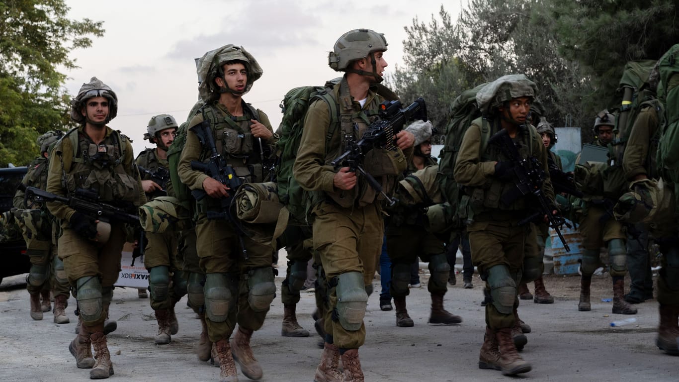 Die israelischen Verteidigungskräfte (IDF) rücken in den Kibbuz Be'eri ein, um die Menschen, die sich vor den Hamas-Terroristen verstecken, zu befreien.