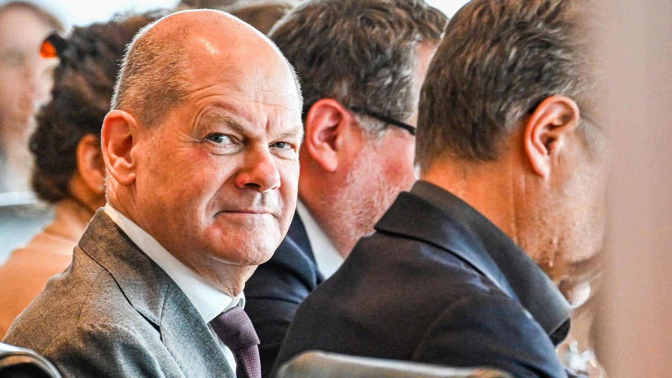 Scholz im Bundeskabinett: Mit seinen ständig neuen Begründungen stiftet der Kanzler vor allem eins – Verwirrung.