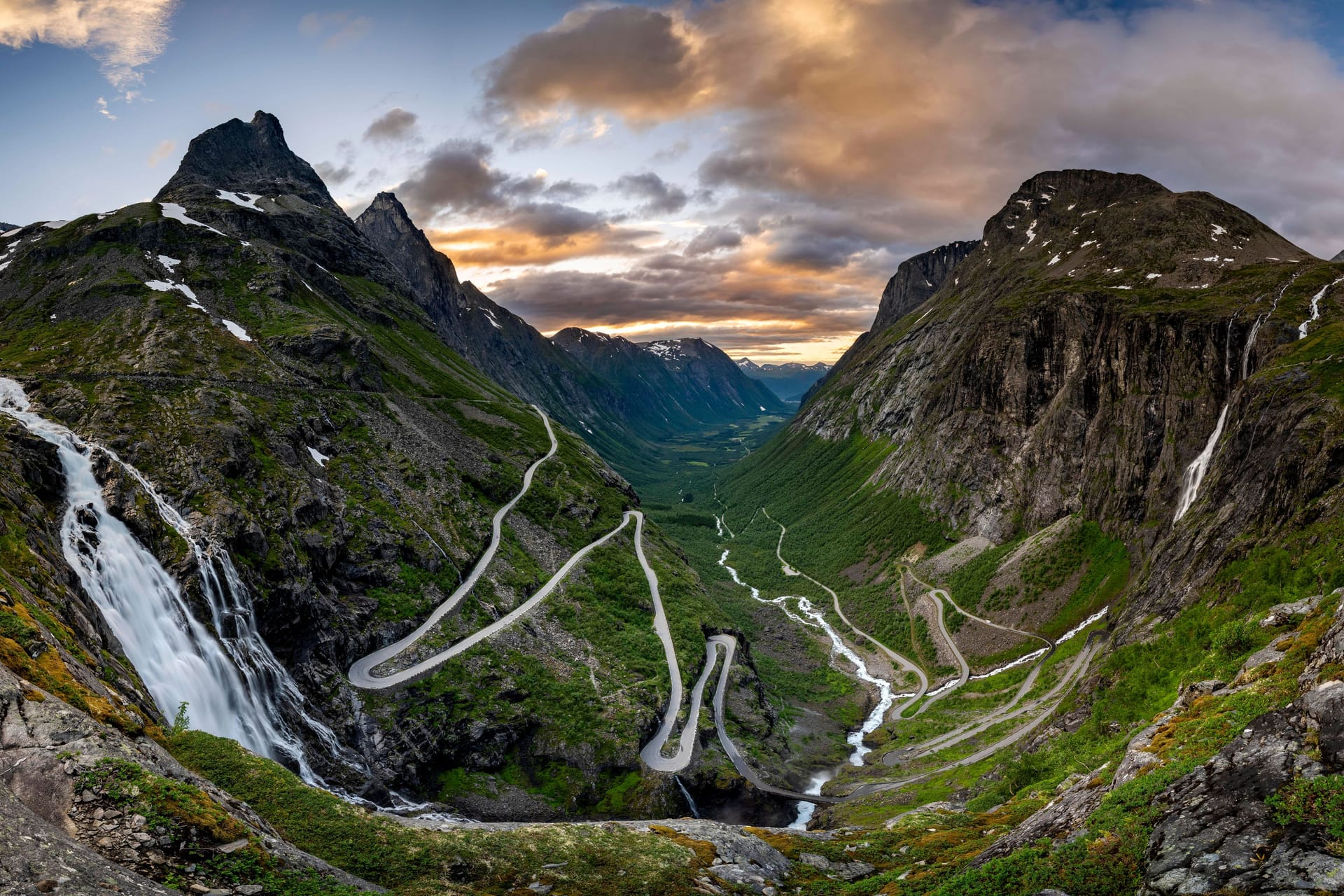 Berge nahe dem norwegischen Ort Åndalsnes (Archivbild): Eine Deutsche kehrte von einer Wanderung in diesem Gebiet bisher nicht zurück.