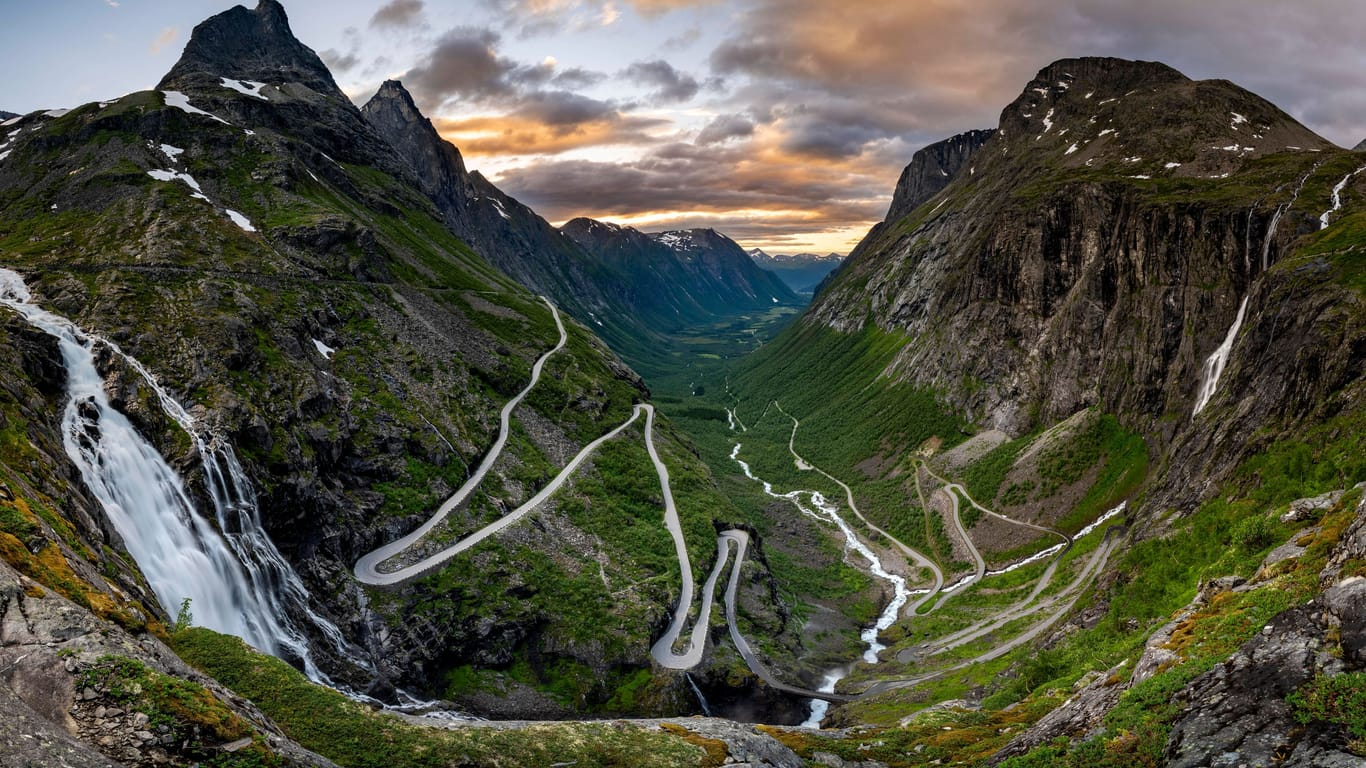 Berge nahe dem norwegischen Ort Åndalsnes (Archivbild): Eine Deutsche kehrte von einer Wanderung in diesem Gebiet bisher nicht zurück.