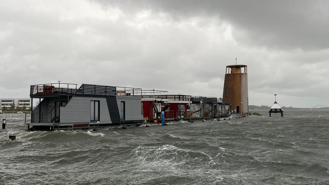 Ostsee: Der hohe Wasserstand schnitt mehrere Hausboote im Hafen Burgtiefe vom Land ab.