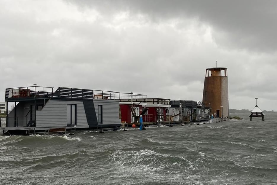 Ostsee: Der hohe Wasserstand schnitt mehrere Hausboote im Hafen Burgtiefe vom Land ab.