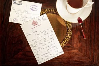 Schriftstück mit Seltenheitswert: Das Auktionshaus versteigert einen handgeschriebenen Brief von Elizabeth II. an ihre Hebamme.