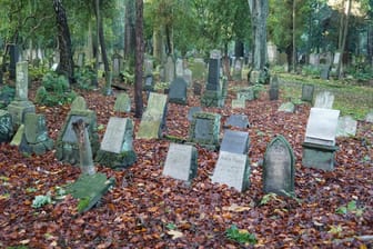 Gräber auf dem jüdischen Friedhof in Ohlsdorf. Der Friedhof in Ohlsdorf ist derzeit geschlossen.