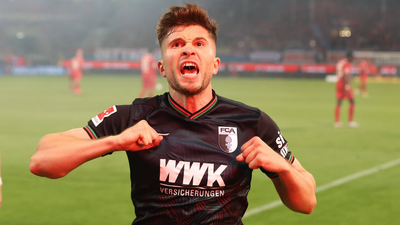 Freude beim FCA: Elvis Rexhbecaj jubelt nach dem Treffer zum 4:2 gegen Heidenheim.