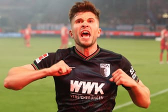 Freude beim FCA: Elvis Rexhbecaj jubelt nach dem Treffer zum 4:2 gegen Heidenheim.