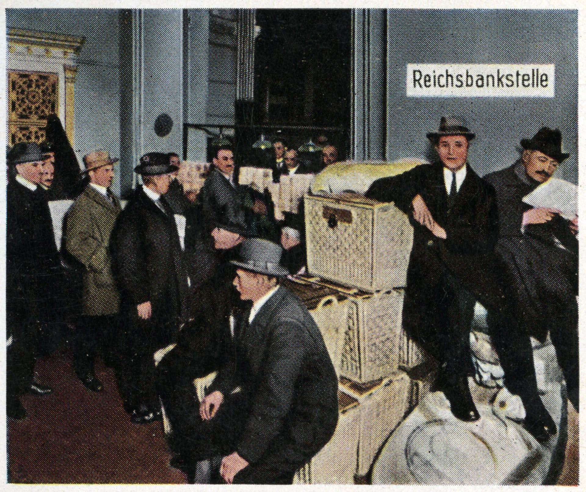 Körbeweise Geld: Kunden holen im Jahr 1923 ihre Ersparnisse von der Bank.