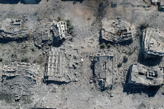 Luftaufnahme in Al-Zahra im Norden von Gaza: Steinhügel, die mal Häuser waren.