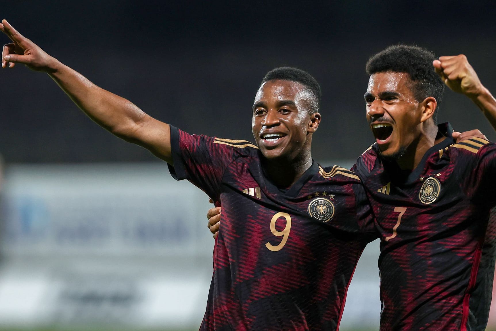 Youssoufa Moukoko (l.) jubelt mit Ansgar Knauff: Dem BVB-Star gelangen drei Treffer.