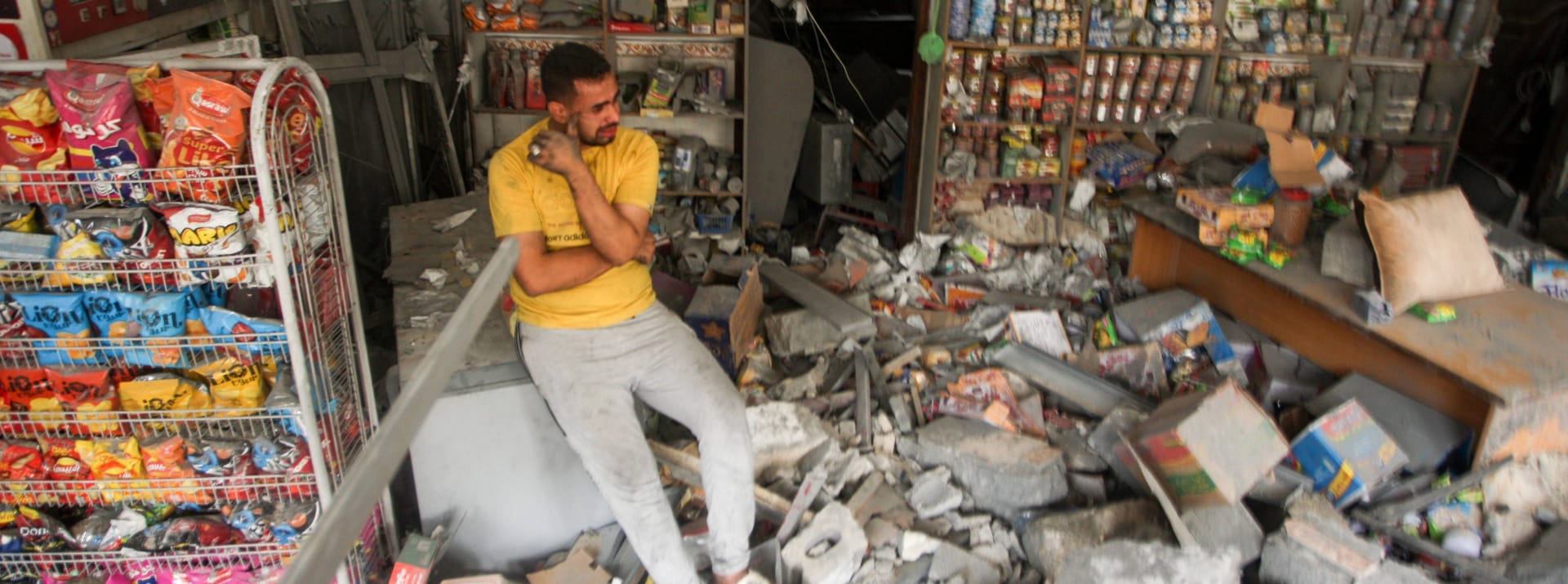 Ein Palästinenser steht in seinem zerstörten Lebensmittelladen in Rafah: Lebensmittel sind in Gaza aktuell sehr knapp.