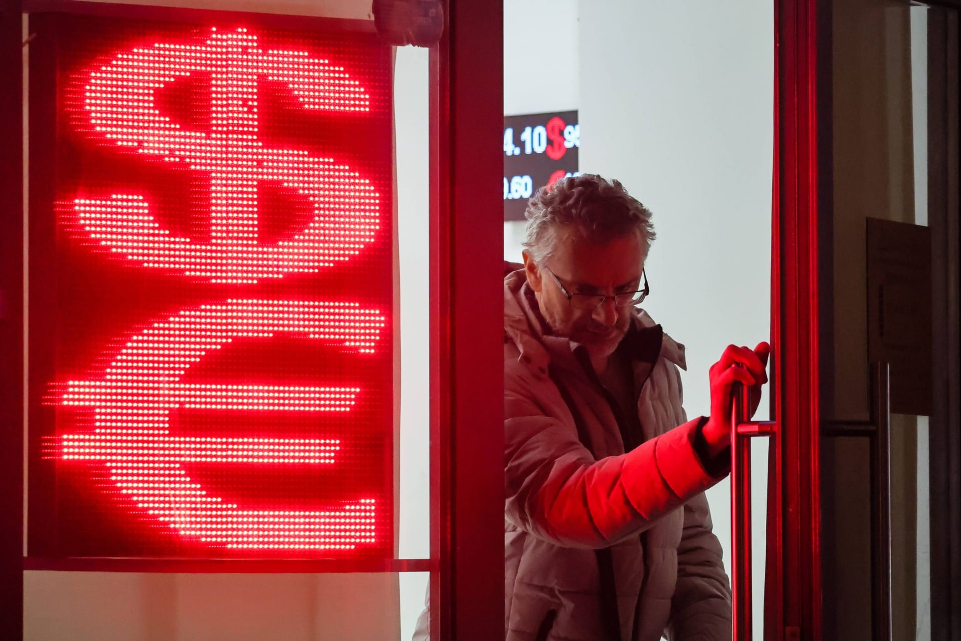 Ein Mann geht aus einer Wechselstube: Der Euro ist gesunken.