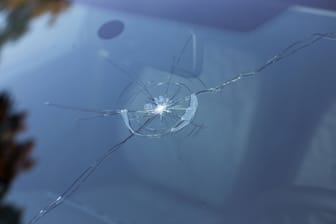 Eine kaputte Windschutzscheibe (Symbolfoto): Die Polizei vermutet, dass eine Stahlkugel auf die Autobahn 73 bei Nürnberg geworfen worden sein könnte.