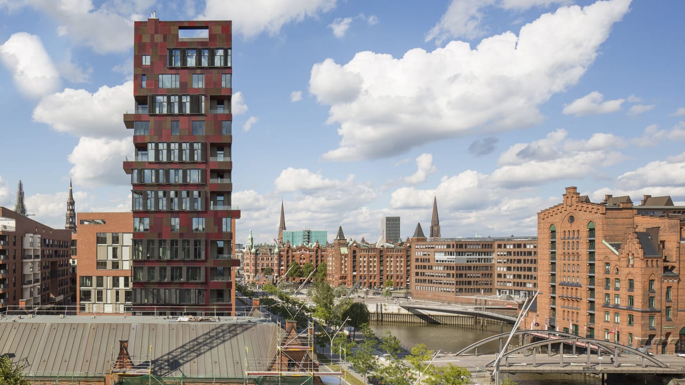 Der Cinnamon Tower im Überseequartier in Hamburg: Der rotbraune Zimtturm ragt direkt neben dem Alten Hafenamt 65 Meter in die Höhe.