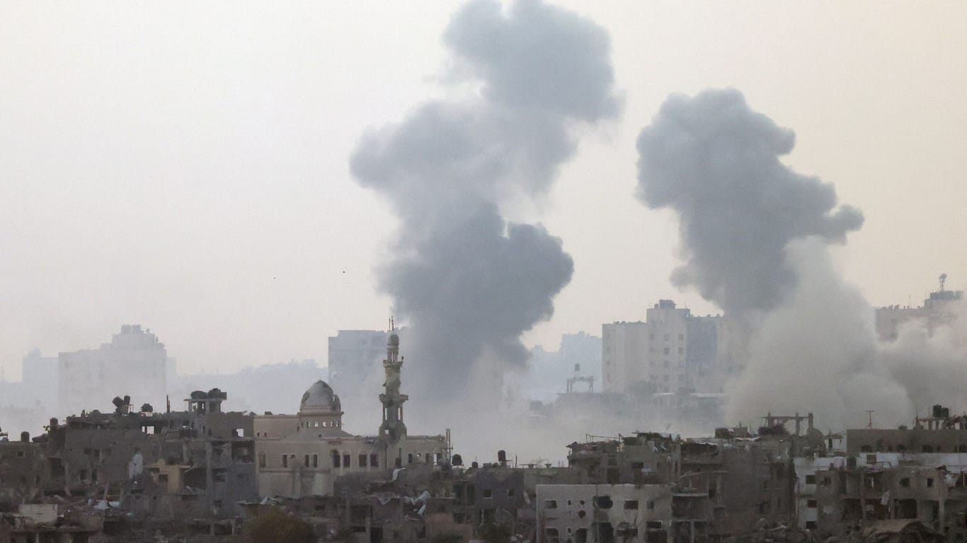 Rauch steigt auf aus Gaza: Israel verübt Luftschläge auf das palästinensiche Gebiet, die Hamas verschanzen sich zwischen Wohnhäusern.