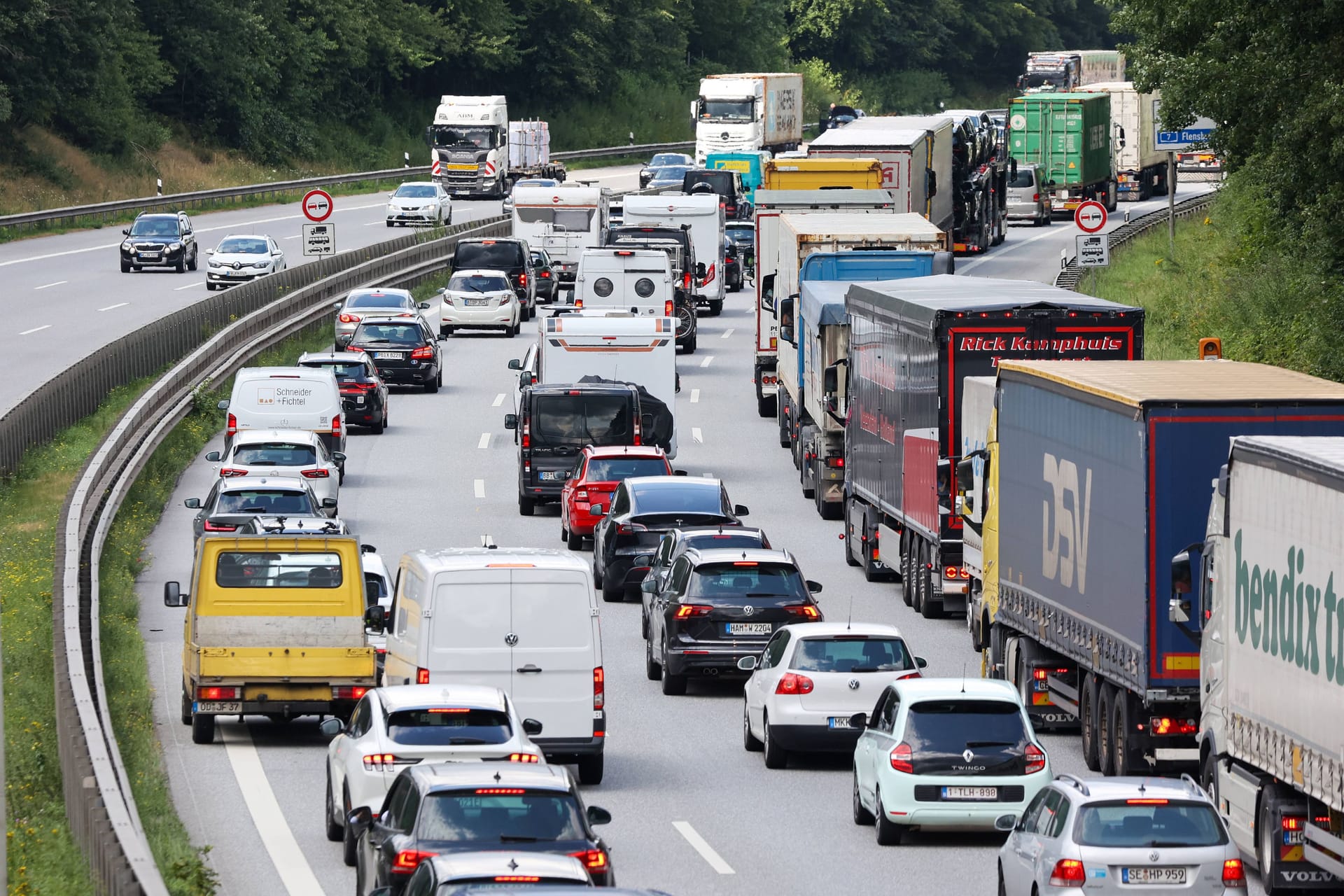 Stau auf der Autobahn 7 bei Hamburg (Archivfoto): Solche Szenen drohen am Wochenende.