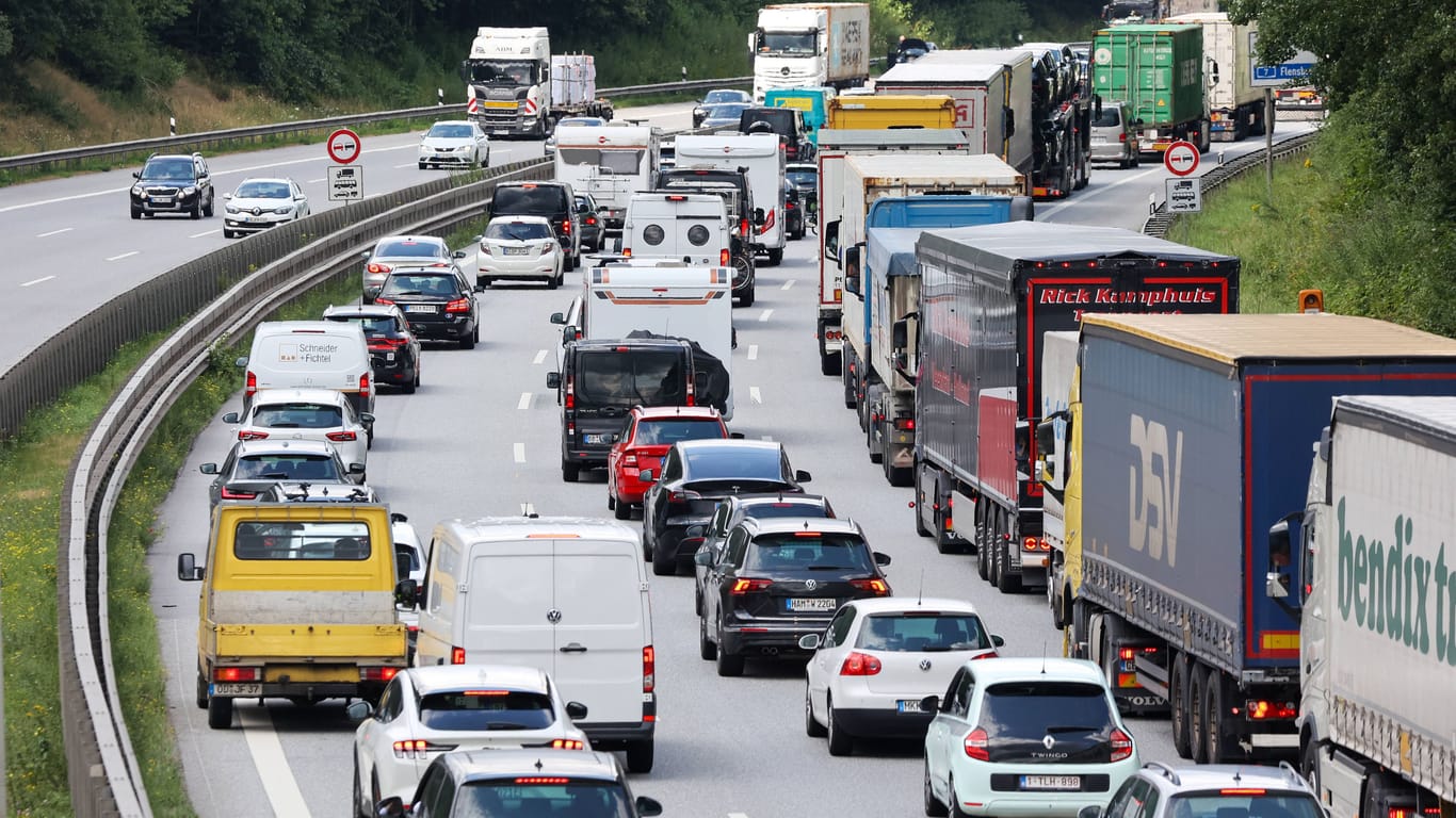 Stau auf der Autobahn 7 bei Hamburg (Archivfoto): Solche Szenen drohen am Wochenende.