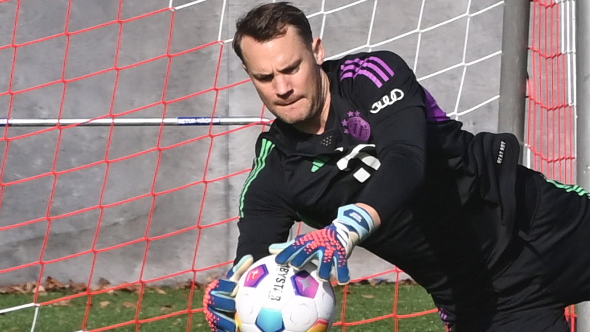 Manuel Neuer im Bayern-Training: Der Torwart steht vor der Rückkehr in die Startelf.