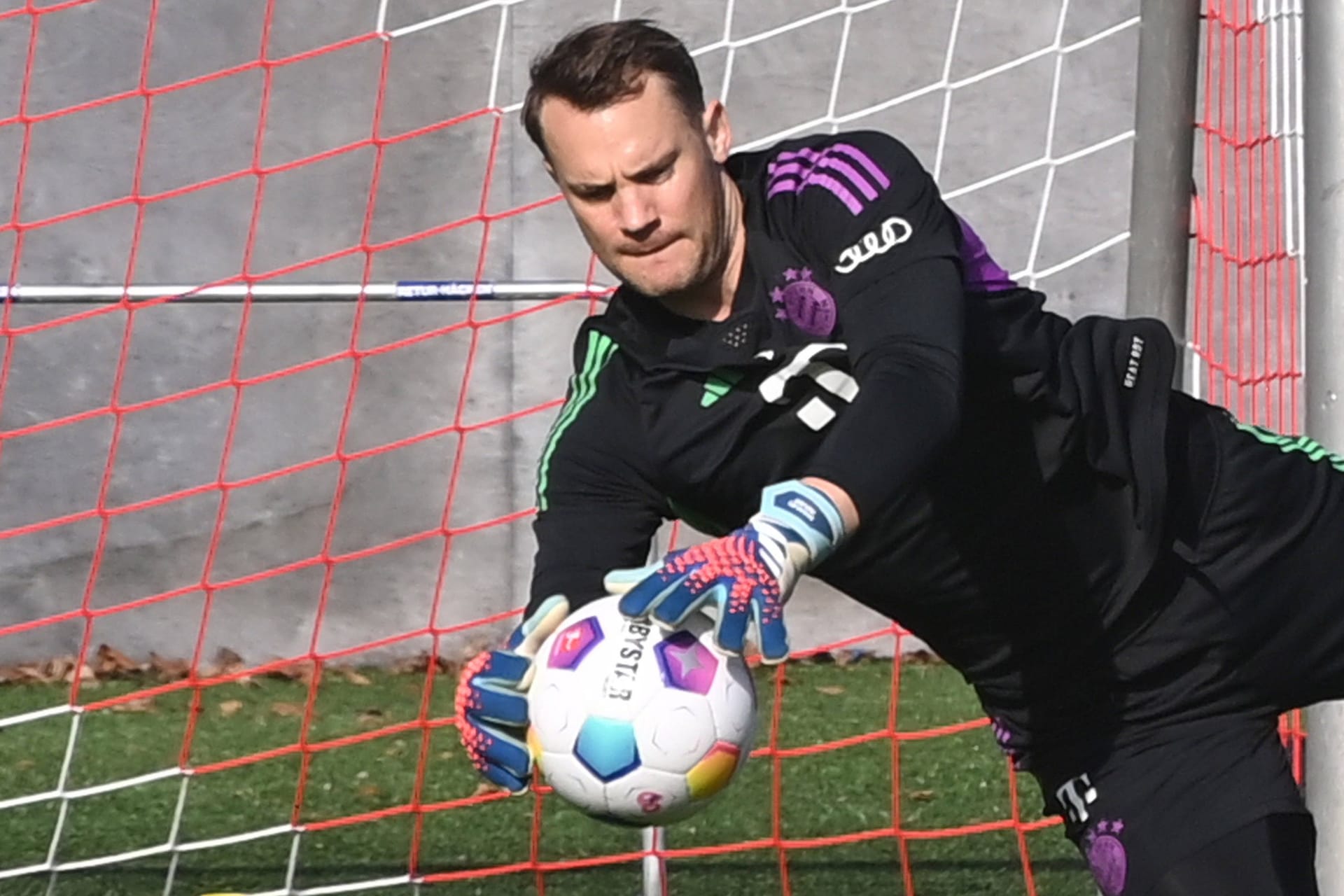 Manuel Neuer im Bayern-Training: Der Torwart steht vor der Rückkehr in die Startelf.