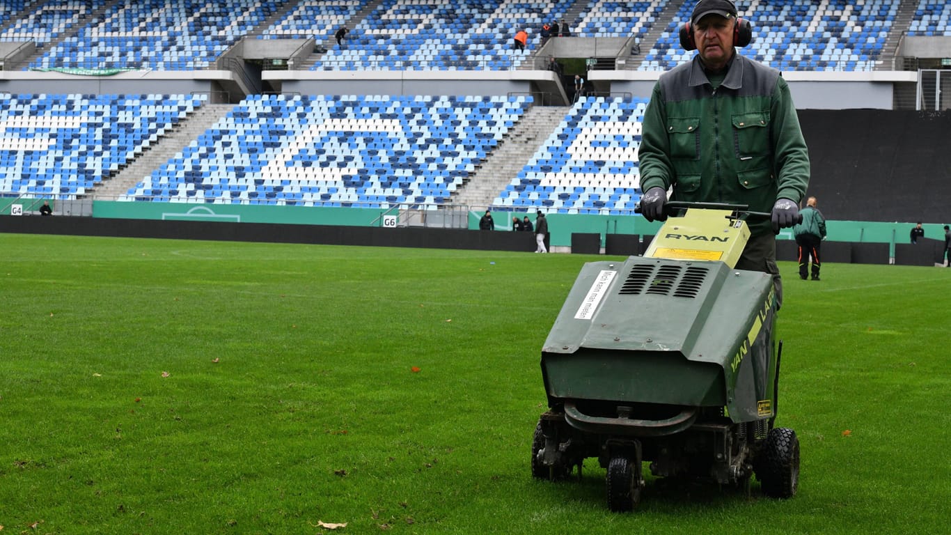 Arbeiter kümmern sich um den Platz in Saarbrücken: Kann das DFB-Pokalspiel der Bayern stattfinden?