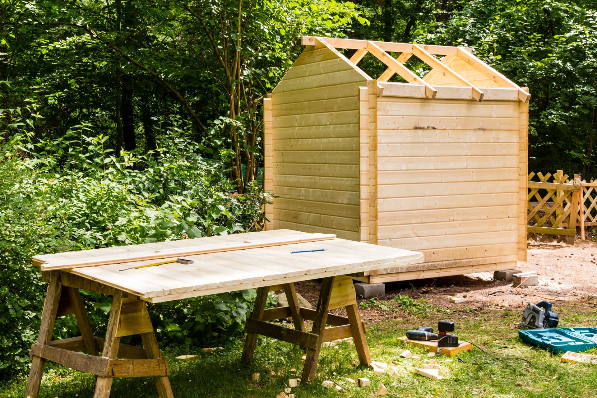 Gartenhaus (Symbolbild): Sichern Sie sich vor dem Baubeginn finanziell gut ab.