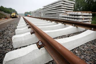 Neue Schienen werden auf einer Bahntrasse zwischen Wuppertal und Mettmann verlegt (Archivbild): Zugausfälle angekündigt.