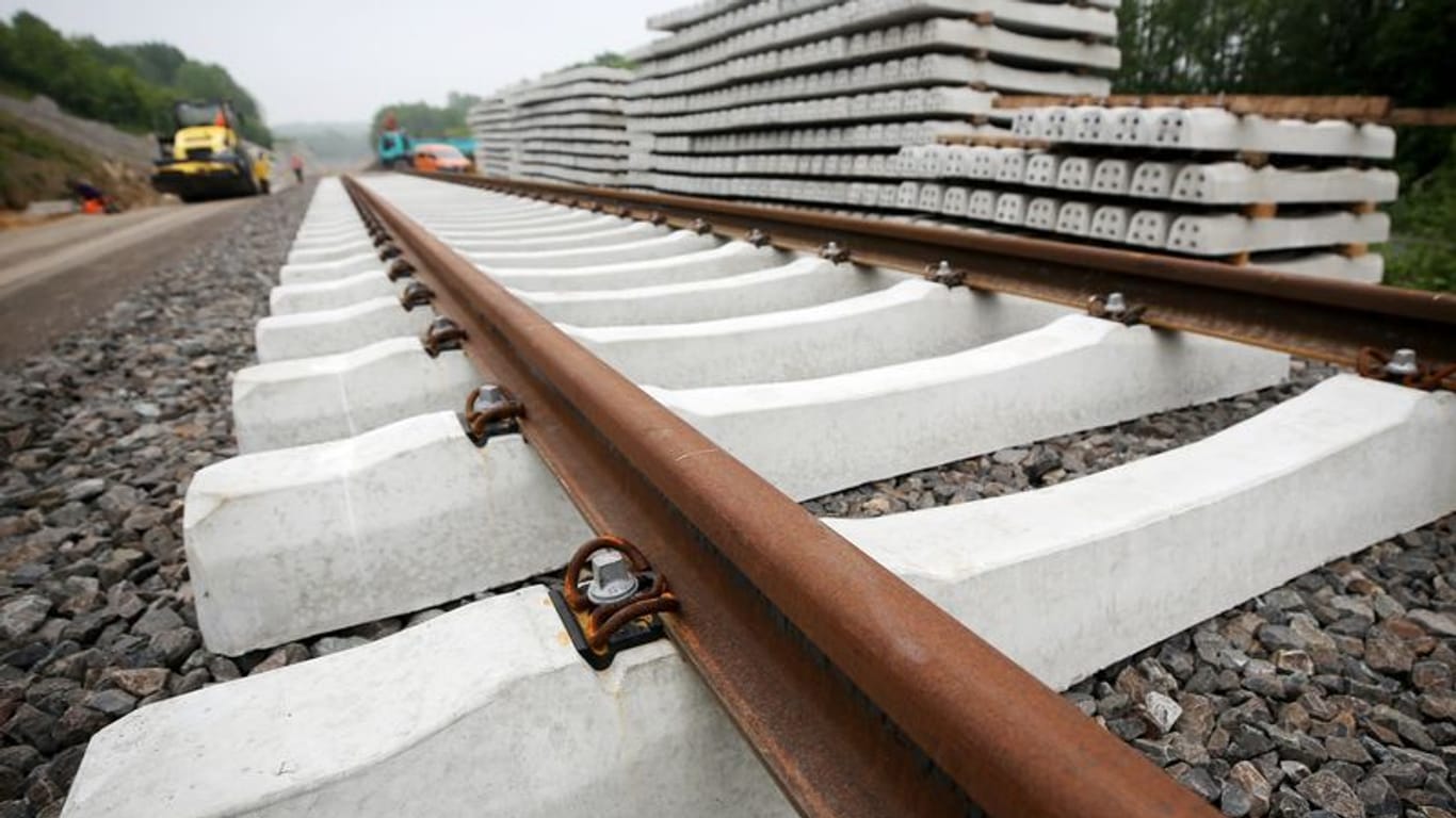 Neue Schienen werden auf einer Bahntrasse zwischen Wuppertal und Mettmann verlegt (Archivbild): Zugausfälle angekündigt.