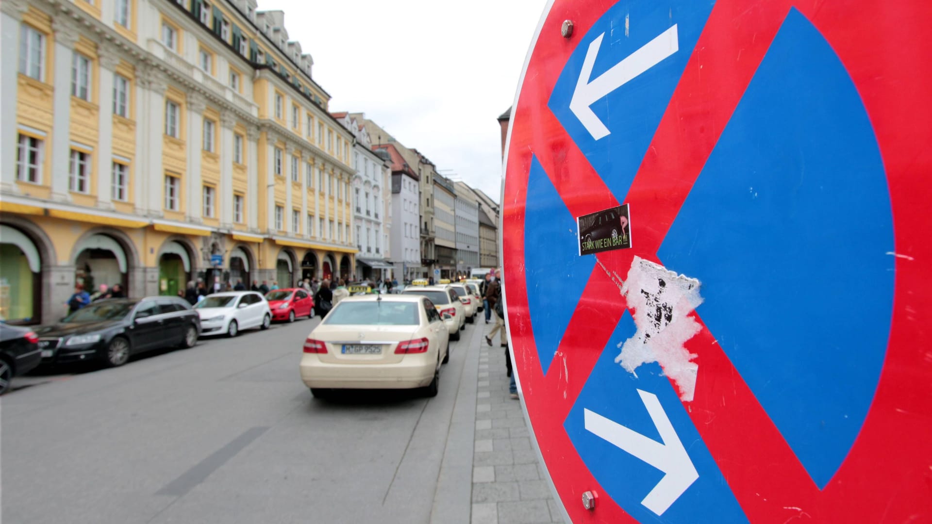 Absolutes Halteverbot in Münchens Innenstadt (Archivbild): Mit neuer Technik sollen Parksünder künftig erfasst werden.