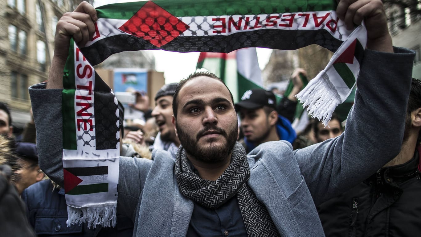 Aktivisten der Palästinensischen Gemeinschaft in Deutschland auf einer Demo in Frankfurt am Main (Archivbild): Der Verein pflegt enge Beziehungen zur Hamas.