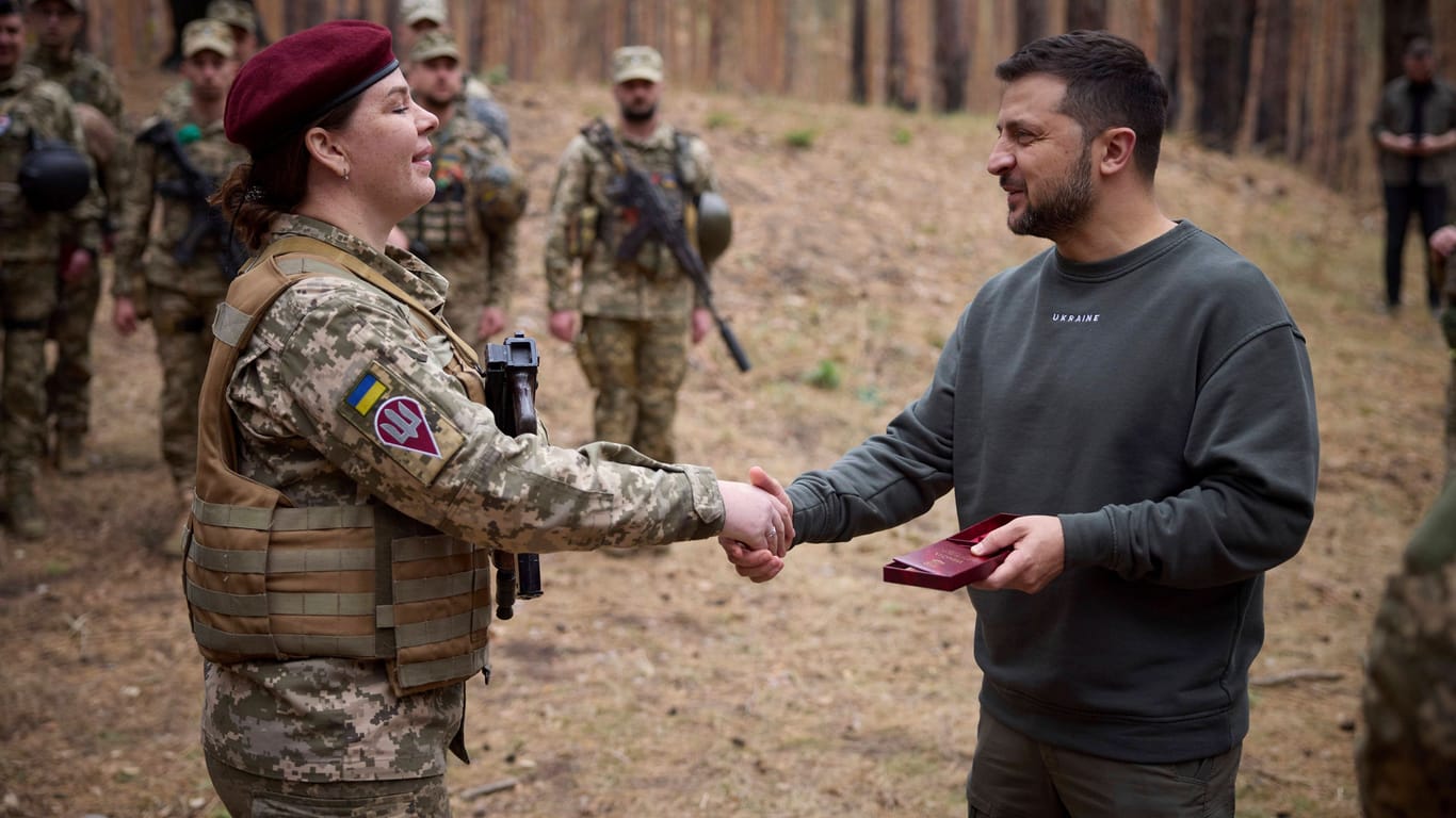 Ukraines Präsident Wolodymyr Selenskyj zeichnet Soldatin aus. In Kiews Armee spielen Frauen eine bedeutende Rolle.
