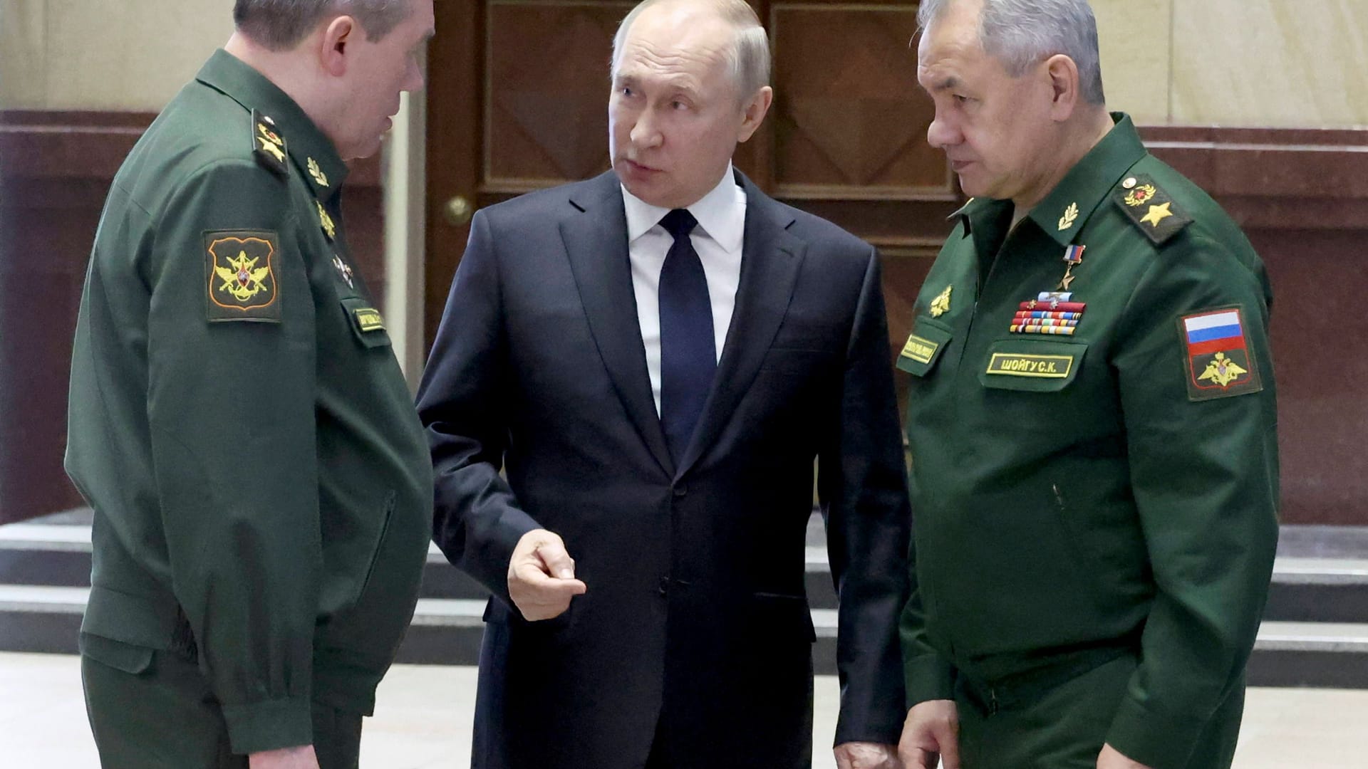 Putin mit Generalstabschef Gerassimow (l.) und Verteidigungsminister Schoigu (r.) bei einer Unterredung (Archivbild).