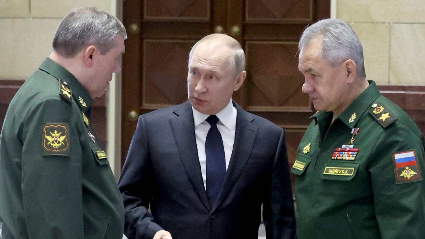 Putin mit Generalstabschef Gerassimow (l.) und Verteidigungsminister Schoigu (r.) bei einer Unterredung (Archivbild).