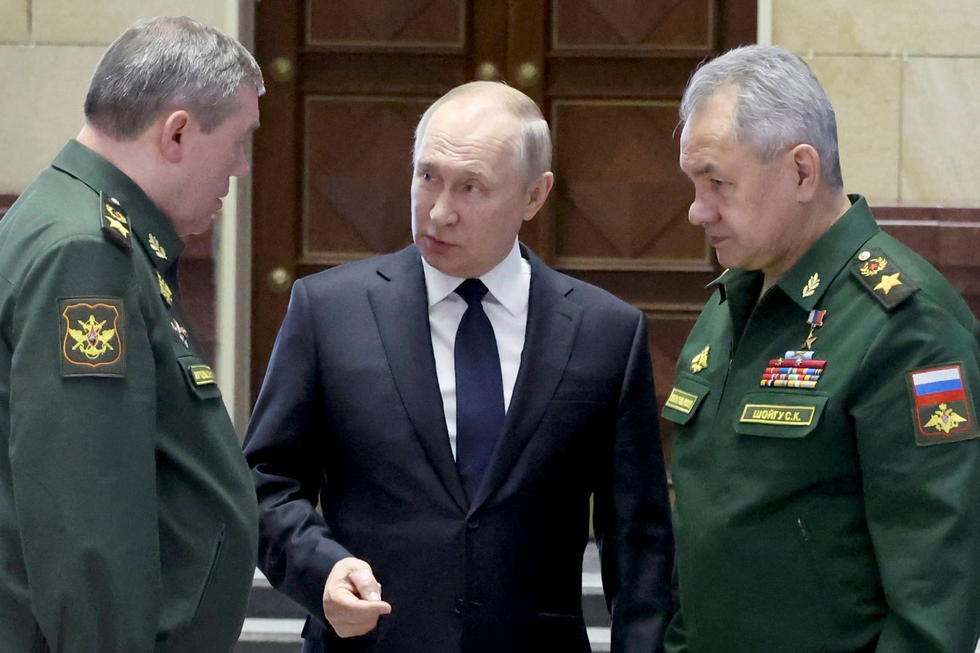 Putin mit Generalstabschef Gerassimow (l.) und Verteidigungsminister Schoigu (r.) bei einer Unterredung (Archivbild).