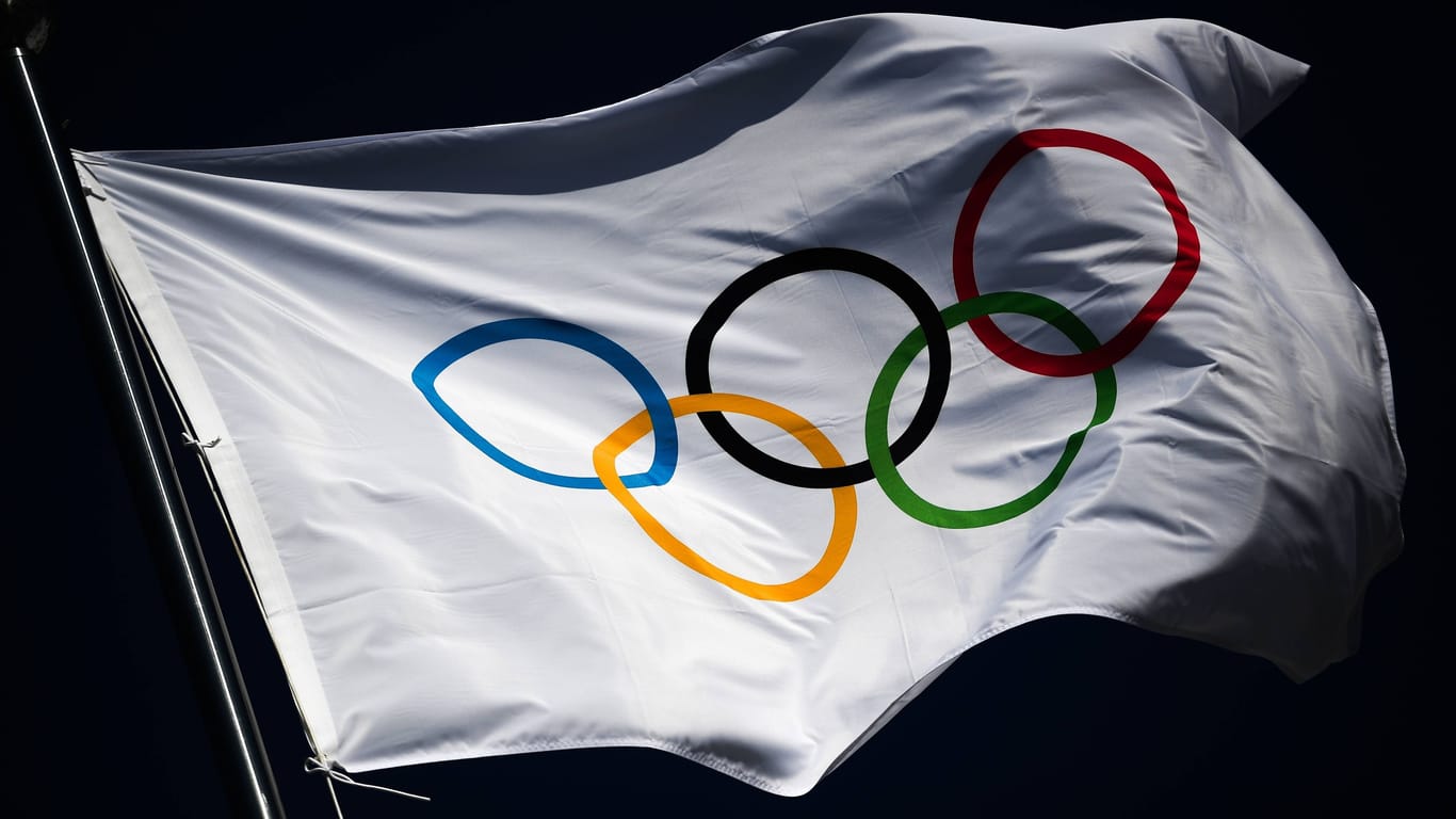 Flagge mit den olympischen Ringen: Die Gelder für den russischen Nationalverband sind vorerst gestrichen.