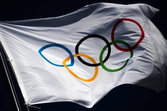 Flagge mit den olympischen Ringen: Die Gelder für den russischen Nationalverband sind vorerst gestrichen.