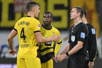 Diskussion mit Schiedsrichter Robert Schröder: Im Spiel zwischen dem BVB und Frankfurt gab es einige kontroverse Szenen.