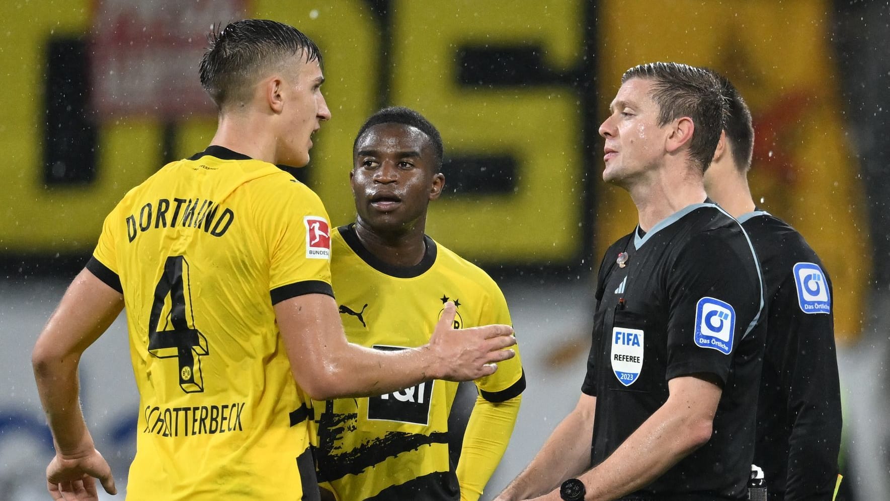 Diskussion mit Schiedsrichter Robert Schröder: Im Spiel zwischen dem BVB und Frankfurt gab es einige kontroverse Szenen. Diskussion mit Schiedsrichter Robert Schröder: Im Spiel zwischen dem BVB und Frankfurt gab es einige kontroverse Szenen.