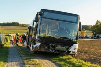 Ein durch einen Unfall beschädigter Linienbus (Symbolbild): Der Fahrer hatte keine Chance mehr, rechtzeitig zu bremsen.