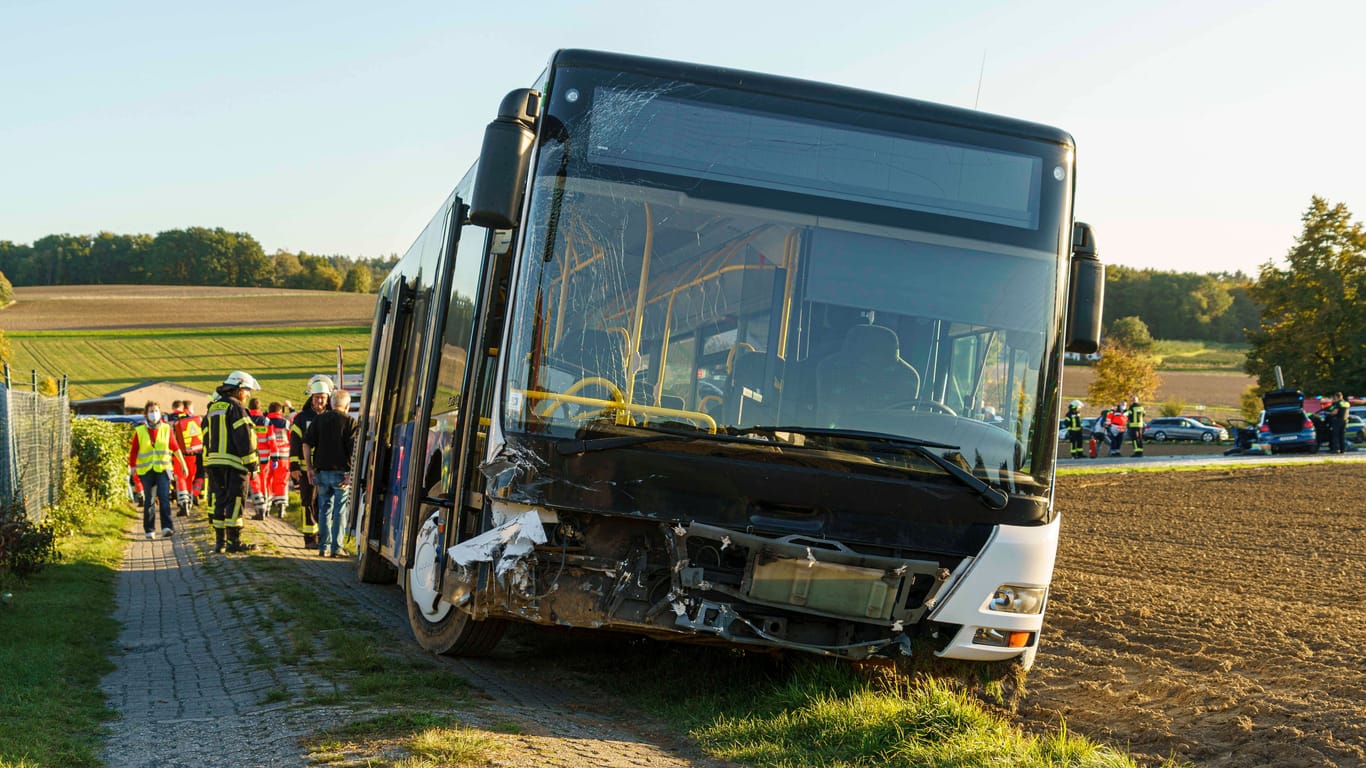 Ein durch einen Unfall beschädigter Linienbus (Symbolbild): Der Fahrer hatte keine Chance mehr, rechtzeitig zu bremsen.